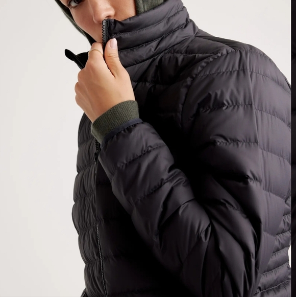Quince Lightweight Down Packable Puffer Jacket - Picture 10 of 16